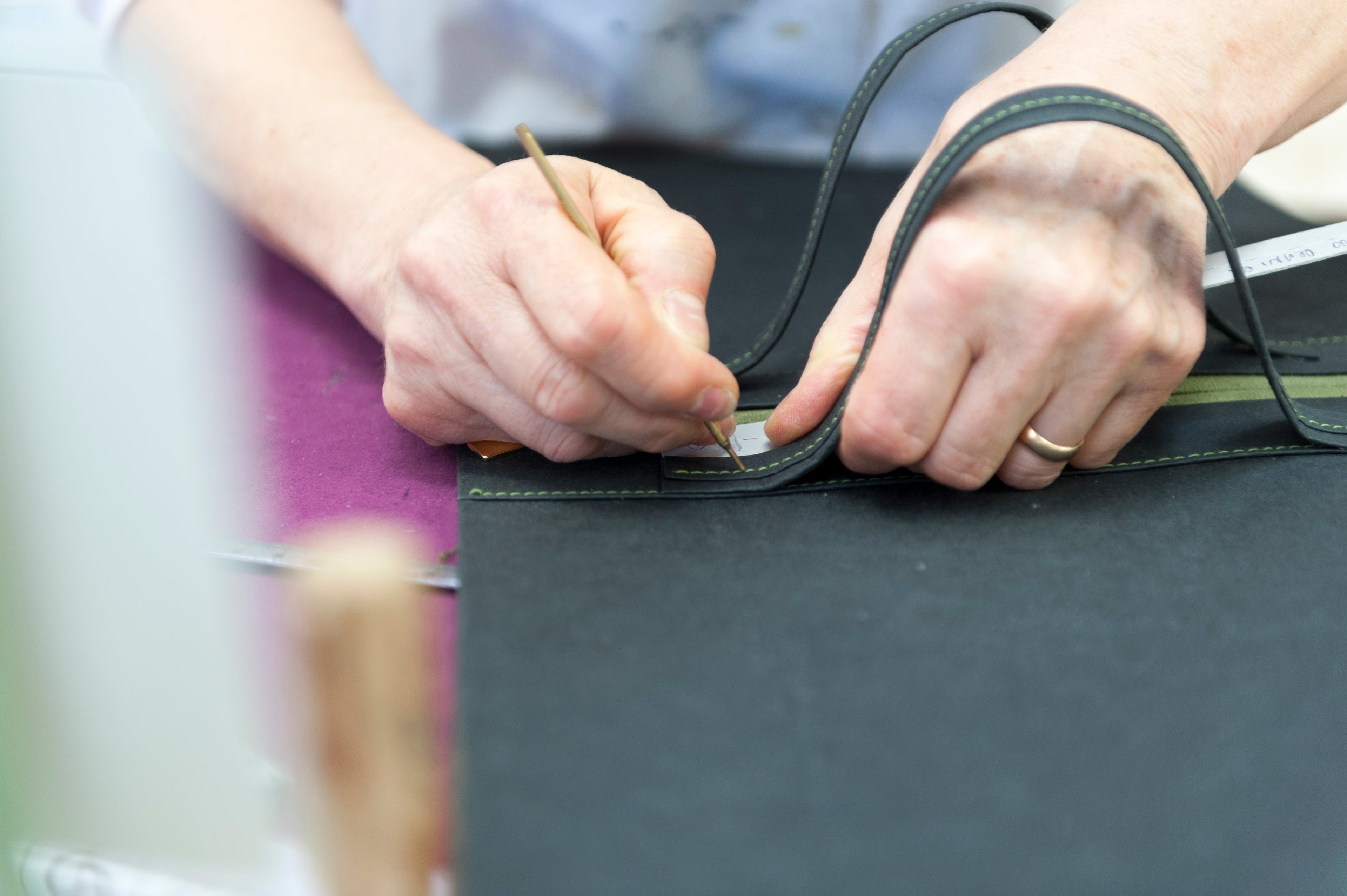 Le mani dietro una borsa Gamberini: Simone, Tania, Carlotta